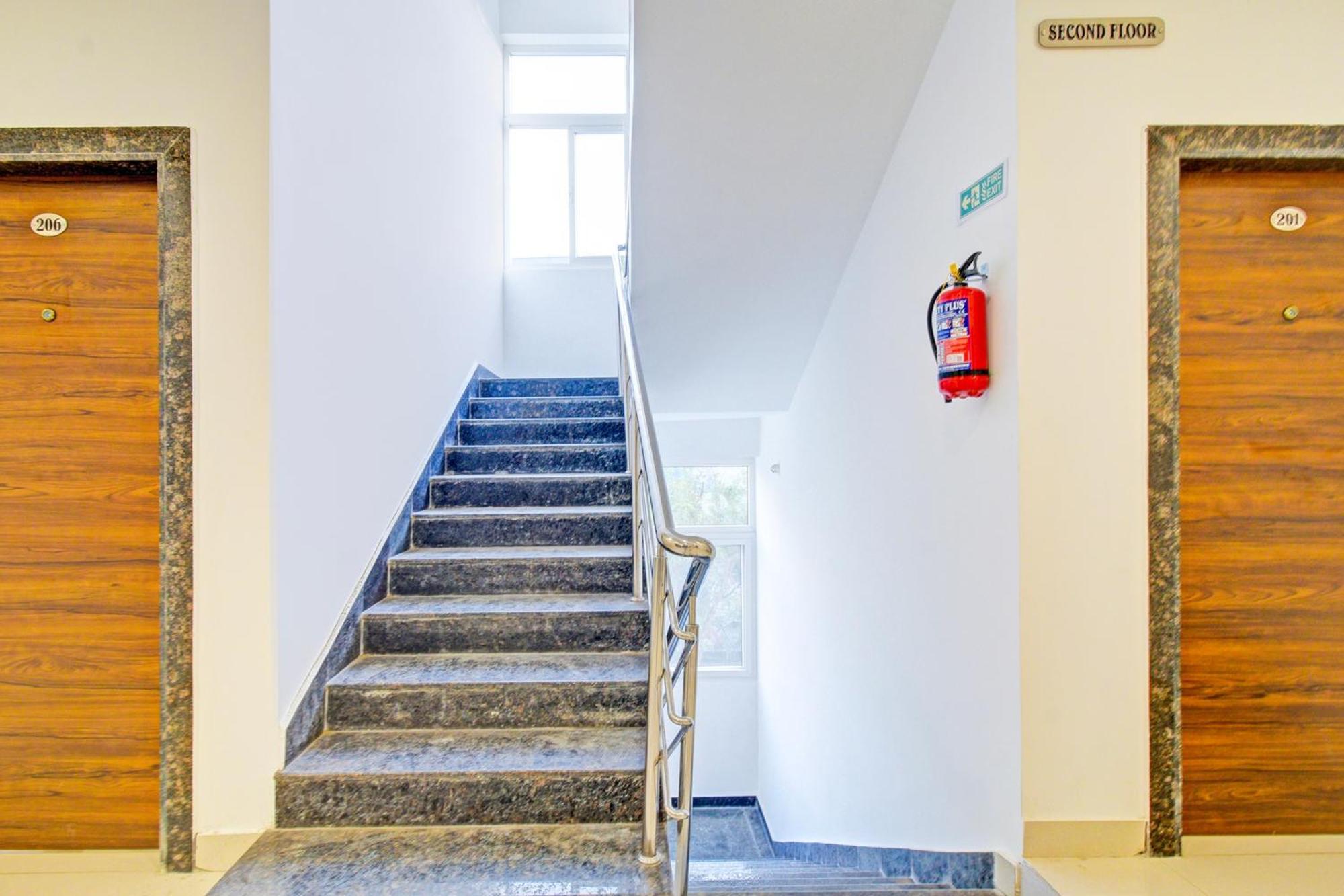 Super Townhouse Oak Suchitra Kompally Road Formerly Sun Moon Hotels Trimulgherry Exteriör bild